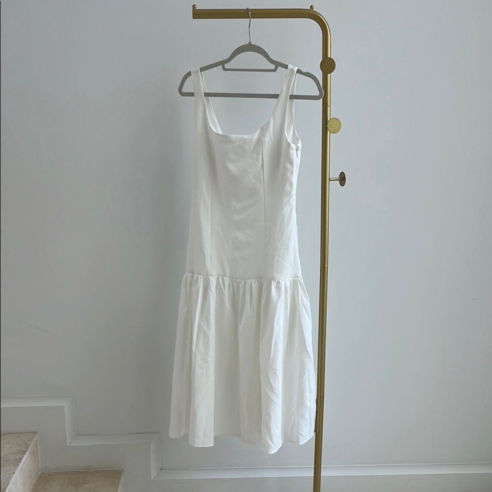 Elegant White Sleeveless Dress
